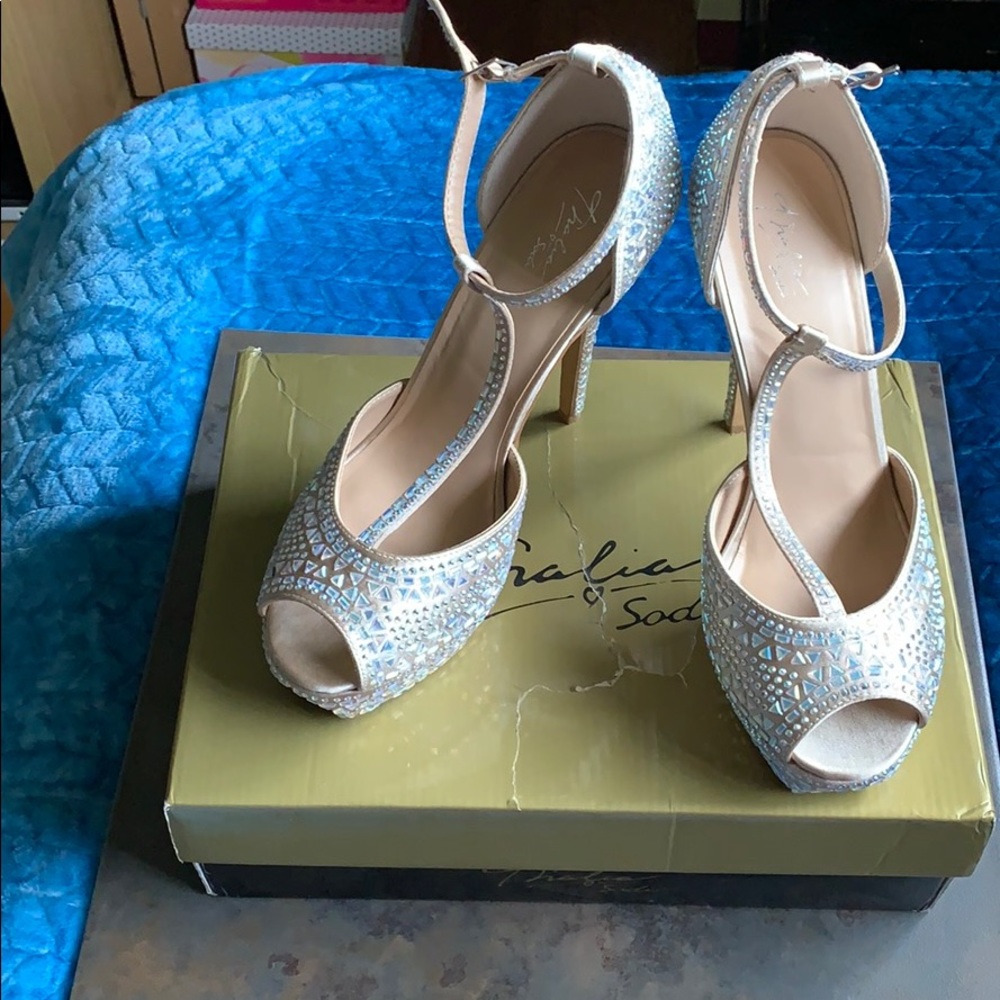 Champagne heels with iridescent stones